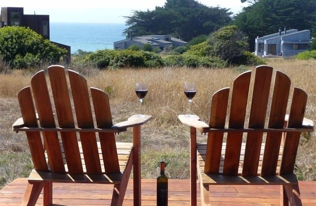 Sunny Home. Hot Tub. Walk to 2 Beaches, Rec Center, Bluff Trail and the Lodge.