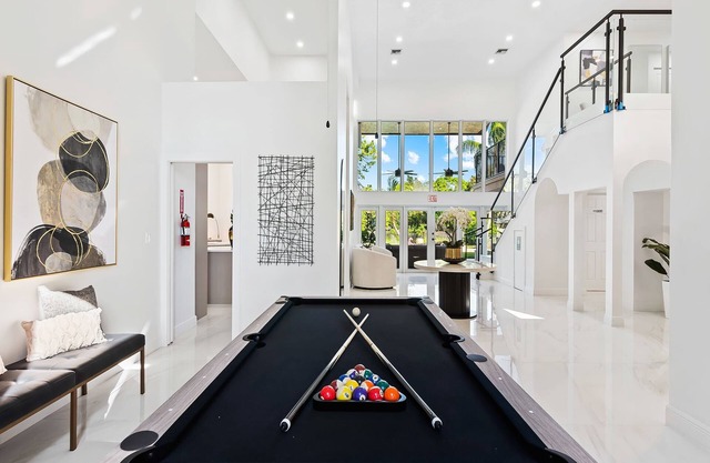 Sunny Luxury Villa w/POOL near Downtown!