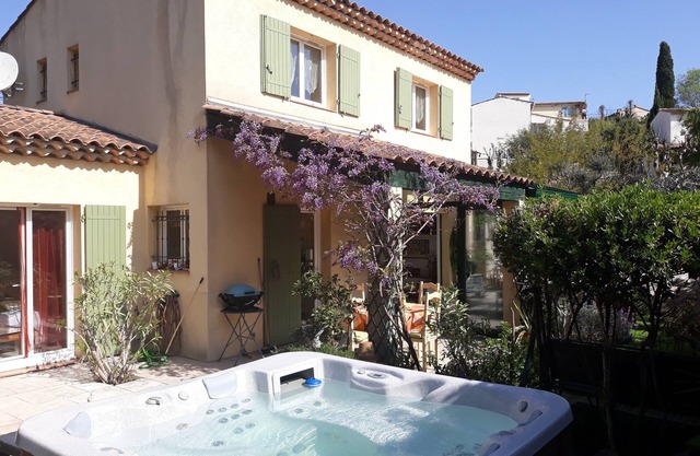 Sunny, quiet villa with spa, beautiful garden, barbecue, table tennis