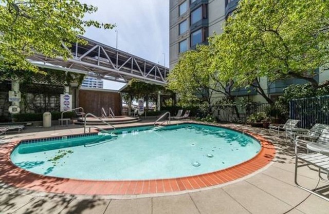 Sunny San Francisco Studio with door attendant and amenities