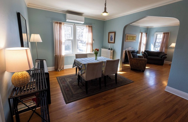 Sunny upstairs 1-bedroom apartment with AC, WiFi in charming Minneapolis
