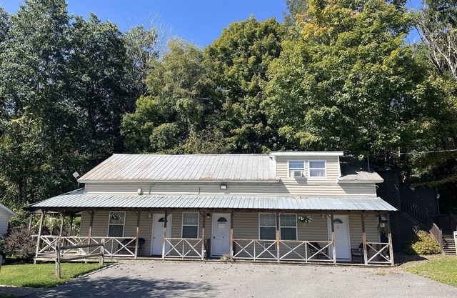 Sunnyside Apartment 1#, 1 of 3 - Great location, pool, 1/2 mile to Dreams Park