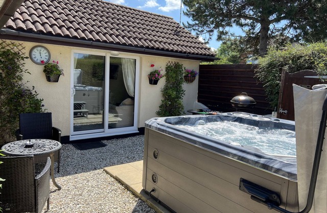 SUNNYSIDE, romantic, with hot tub in Barrow-Upon-Humber
