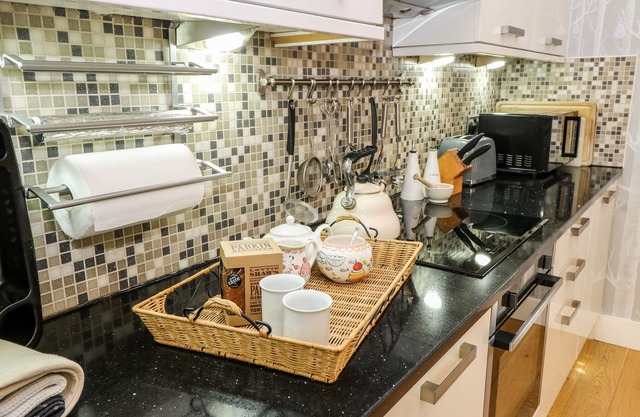 SUNNYSIDE VILLA, pet friendly, with open fire in Holmfirth