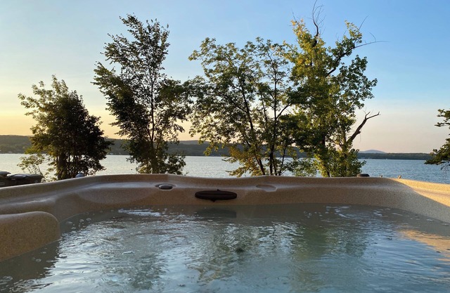 Sunrise Lake House, Comfort-Hot Tub-Beach!
