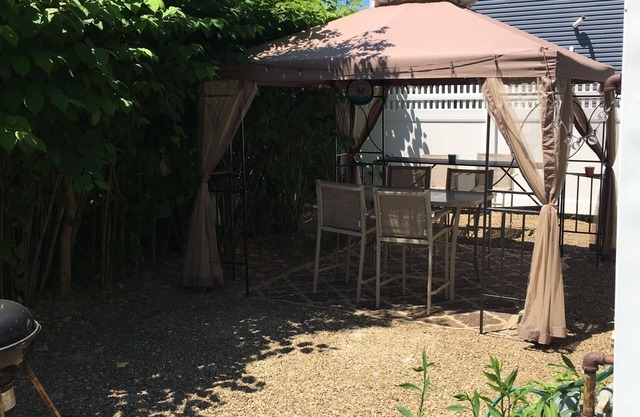 Sunset Bay 2 Cottages 2Bd & 1Bd Close To Beach Same Lot 1 price for both