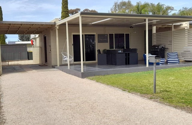 "Sunset Dreamz" Lake front accommodation with 180 degree Lake Bonney views