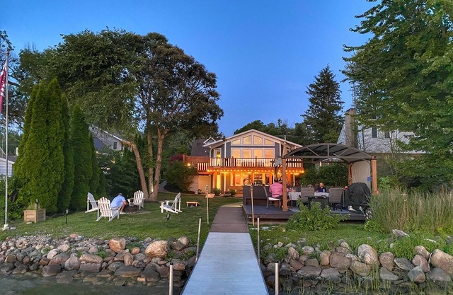 Sunset Lake Home-Hot Tub/Bikes/Paddle Board/Kayaks/Fires/Island Raft