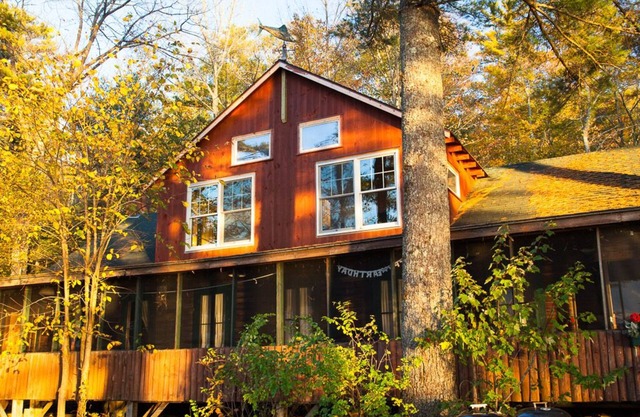 SunsetLodge Rustic Lakeside Cabins & Lodge with Sunset Views for Reunions/Groups