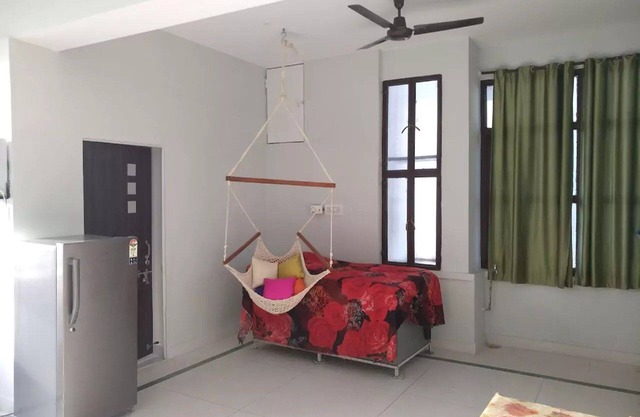 Sunshine nest located right at the center of city. nominal price, memorable sta