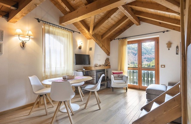 Sunshine - Two Bedroom Apartment, Sleeps 4