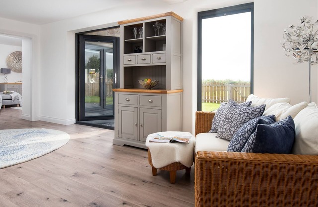 SUNWICK COTTAGE - A spacious immaculate 3 bedroom pet friendly cottage near Berwick-Upon-Tweed