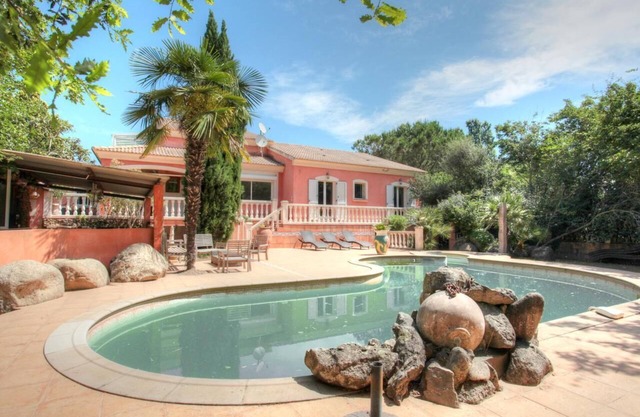 Superb 16-bed villa 5 minutes from the sea