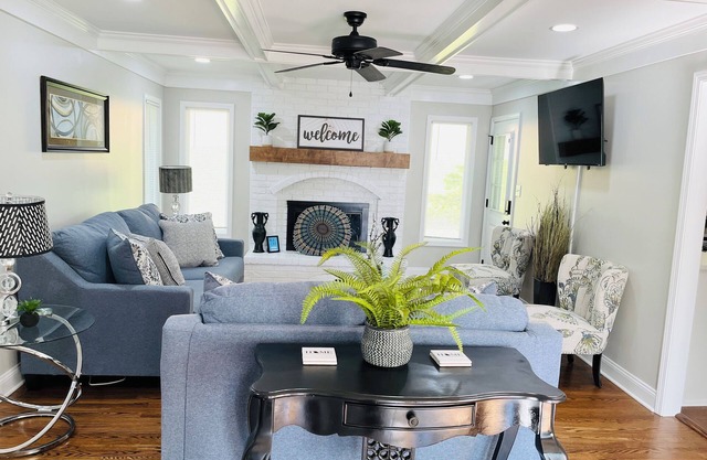 Superb 4BR/Suite NKC Near KC Chiefs, Soccer Stadiums, Airport & Entertainment