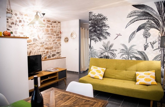 Superb apartment (3pers) air-conditioned, quiet, ideal location in town center