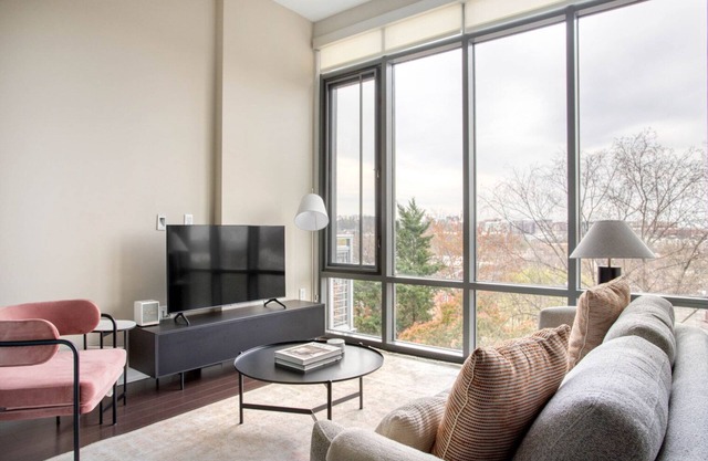 Superb Del Ray 1BR w/Gym, nr Theater, Airport & Nightlife, by Blueground