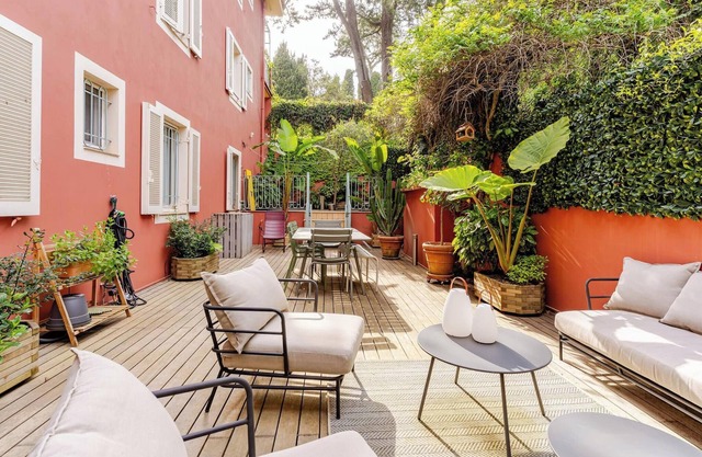 Superb flat with patio & terrace