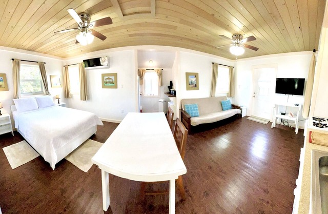 Superb Location/Walk to Beaches-Bars- Restaurants/AC/Bahamian Owned.