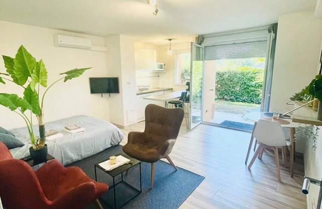 Superb studio in secure residence with swimming pool