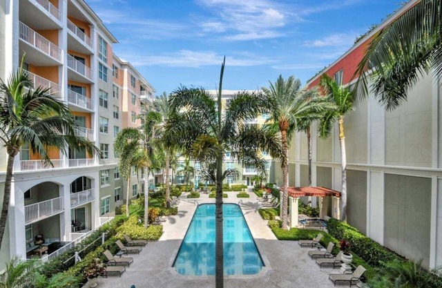 Superbe Condo