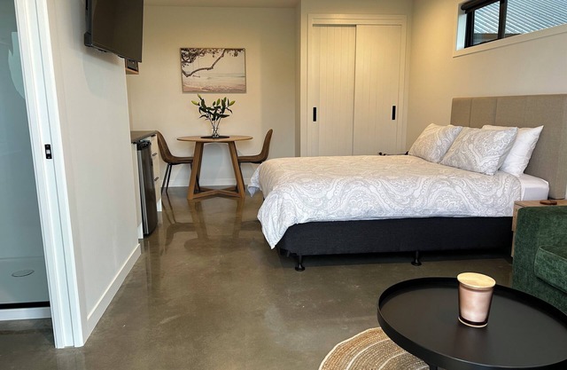 Surf and Turf - Ocean Beach Getaway. n2 mins to the Beach, close to town.