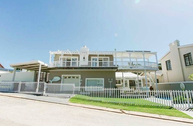 SURF n SEA Beachfront Holiday Home