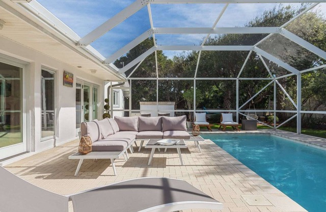 Surfs Up - retreat at the beach with heated pool