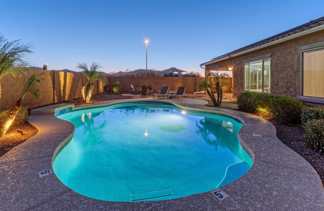 Surprise: One Story, Mt VIEWS, Games, Pool w/Optional Heat, Spa, Outdoor Wood Fireplace & Gas Grill