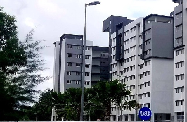 Sutra Damai Guesthouse near coast of Teluk Chempedak and Pelindung Hill. 1 min walk to beach