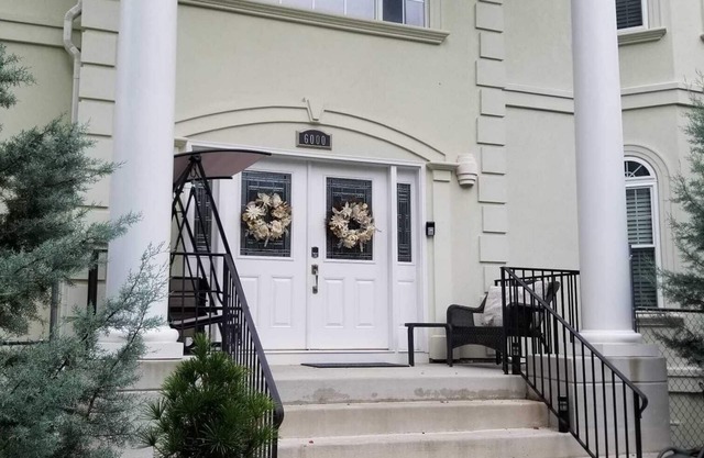 Suzie's Luxurious 2 Bedrooms 2 Bathrooms 1550 sf