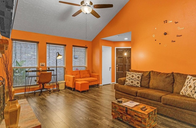 "SW Houston Eclectic Living" Long Stays Welcome!