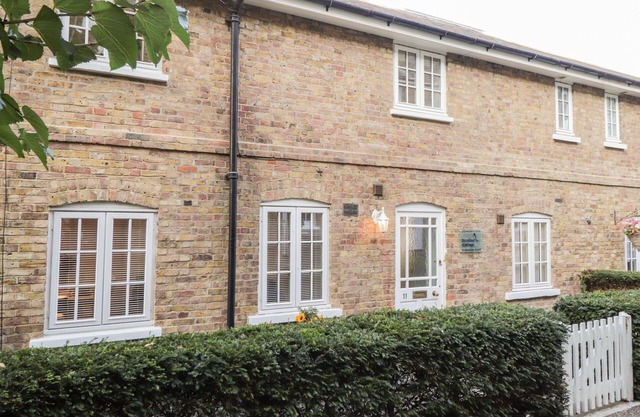 SWALLOW COTTAGE, pet friendly, with a garden in Herne Bay