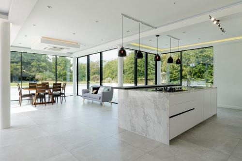 Swallow Fields Old Barn by Eason Stays - Luxury Barn with Private Driveway, Huge Garden and Cinema Room with 360 Surround Sound