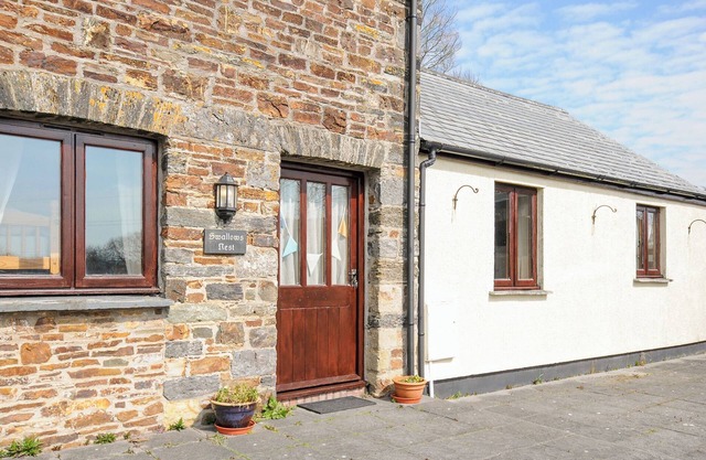 SWALLOWS NEST, character holiday cottage, with a garden in Launceston