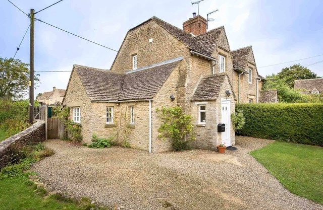 SWAN VIEW, pet friendly, with open fire in Southrop