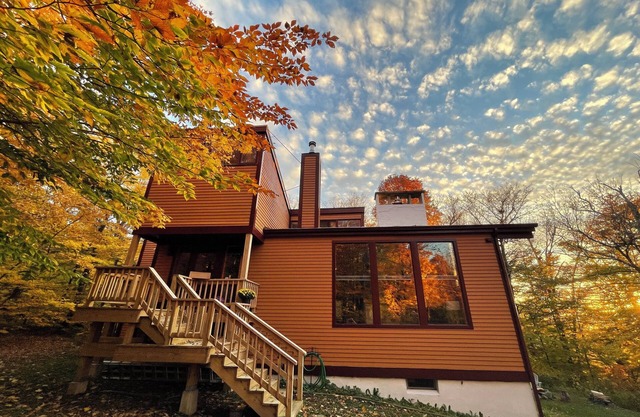 Swanky Slope-Side Chalet 30 min from Burlington - Ski & Bike out the Front Door