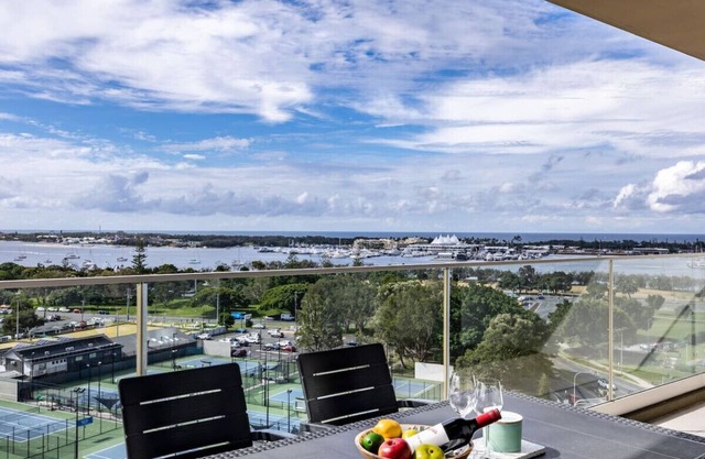 Sweeping Ocean view! Apt w/Capark & rooftop pool