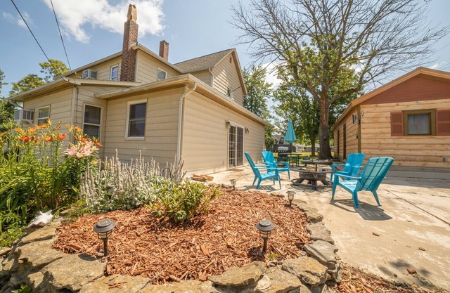 Sweet Retreat at Mark Twain Lake! Historic 4BR/2BA Dog & Family Friendly Home!