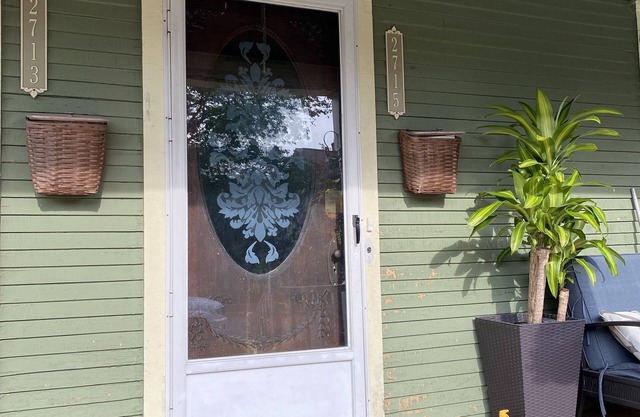 Sweet Retreat in the heart of Uptown close to the lakes.