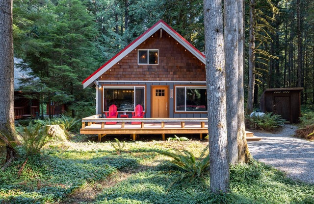 Sweet Romantic Cabin, private hot tub. Perfect for a couples getaway.