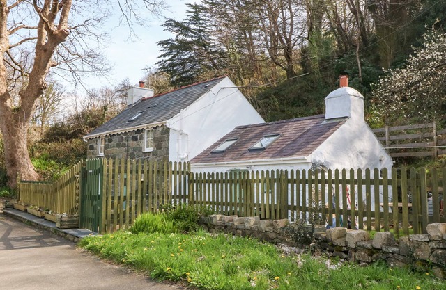 SWEETHOLME, pet friendly, country holiday cottage in Trefor
