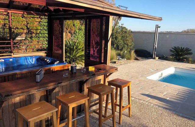 SWIMMING POOL AND JACUZZI 2KM FROM THE BEACH
