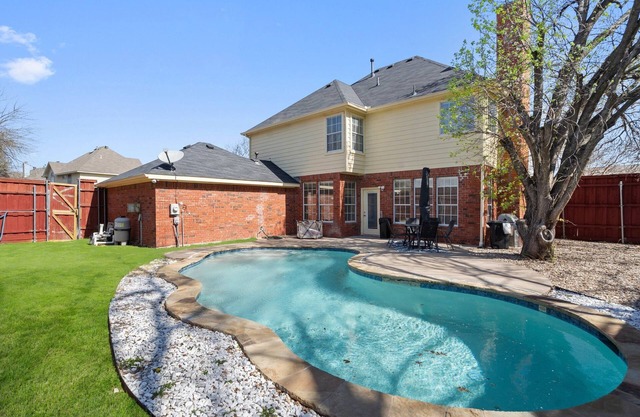 Swimming Pool! 4 Bedroom/2 Living Room/Garage/Washer & Dryer/Family Fun!