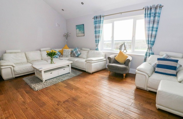 SWN Y MOR, pet friendly, luxury holiday cottage in Amroth
