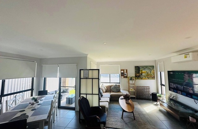 Sydney's Leading 5 Bedroom home with AC, TVs and Study - Home away from home