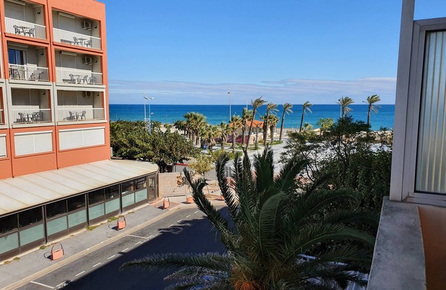 T2 apartment 60 metres from the beach with sea view and private parking