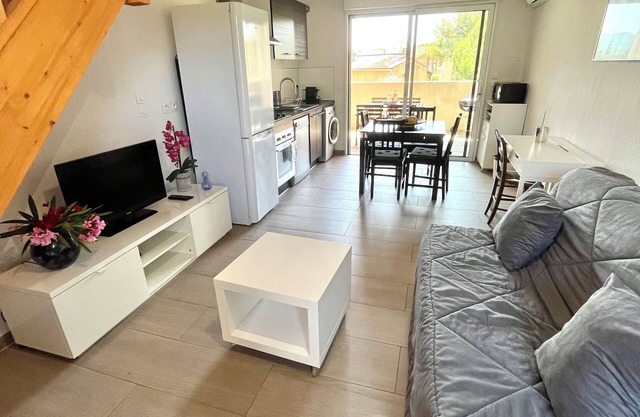 T2 apartment, 40 m2 350m from Lecques beach, quiet. Air conditioning. Private parking
