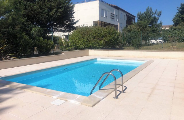 T2 apartment overlooking the pool