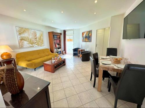 T3 en 3 étoiles de plain-pied, climatisé, terrasse, jardinet et parking, très calme