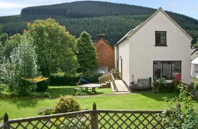 TAILOR'S COTTAGE, pet friendly, with a garden in Abbeycwmhir